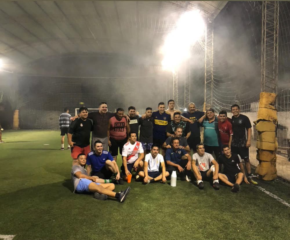 Un grupo grande festejando en la cancha